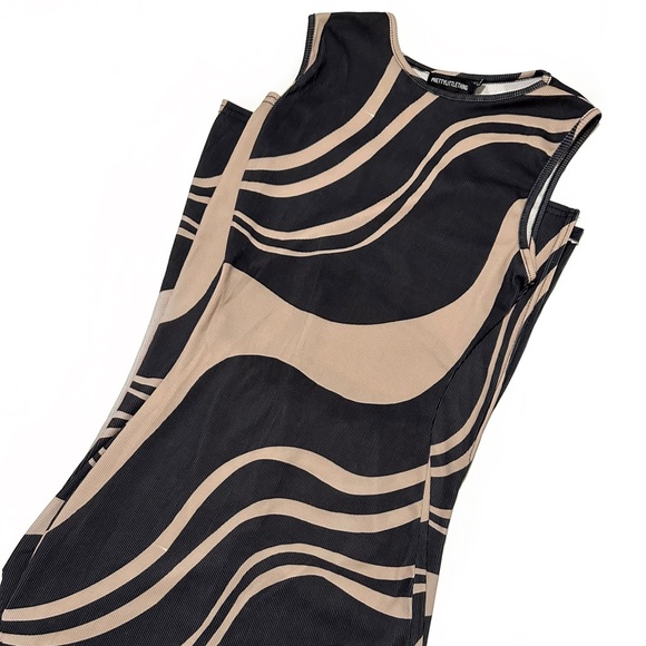 PRETTYLITTLETHING Abstract Ribbed Maxi Dress - Picture 5 of 6
